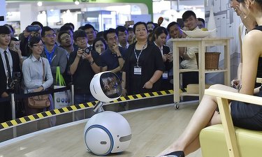 Zenbo, robotul simpatic care face de toate în casă
