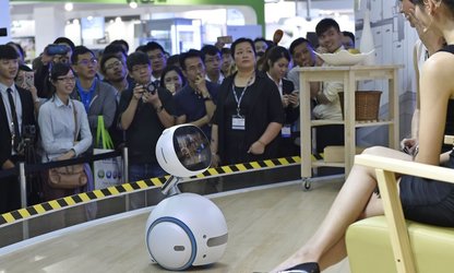 Zenbo, robotul simpatic care face de toate în casă
