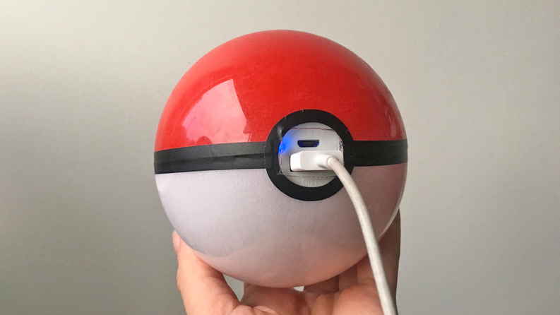 Bateria externa în formă de pokeball, un accesoriu ridicol, dar practic pentru vânătorii de pokemoni