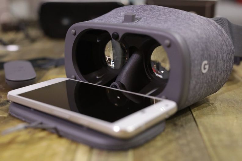 Google lansează Daydream View, o nouă cască de realitate virtuală