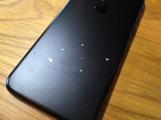 Mai mulți posesori de iPhone 7 negru se plâng că li se cojește vopseaua