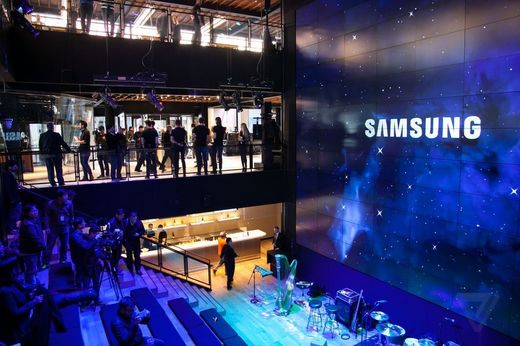 Cea mai scumpă versiune a lui Galaxy S8 ar putea avea un ecran imens
