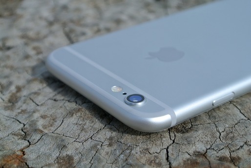 Cel puțin unul din iPhone-urile pe care le va lansa Apple anul acesta ar putea avea ecran curbat și port USB-C