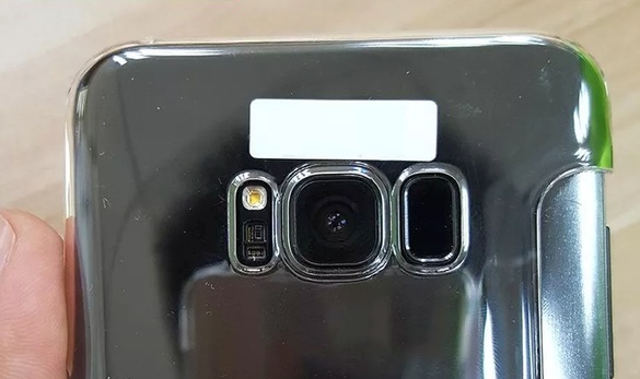 FOTO Noi imagini neoficiale cu Galaxy S8 confirmă mutarea cititorului de amprente pe spatele telefonului