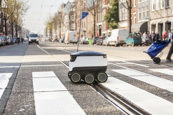 FOTO Domino’s va livra în curând pizza clienților europeni cu ajutorul roboților. Primele teste au avut loc în Amsterdam