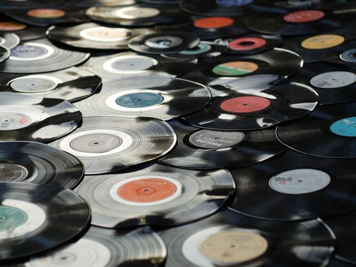 Proces pe muzică din discuri vintage: Marii producători se judecă cu Internet Archive