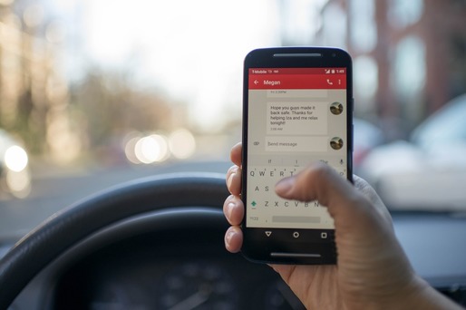 SONDAJ 60% dintre șoferii români vorbesc la telefon fără handsfree