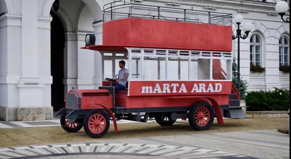 FOTO Prima replică a autobuzului fabricat la Arad în urmă cu un secol va circula cu turiști de anul viitor