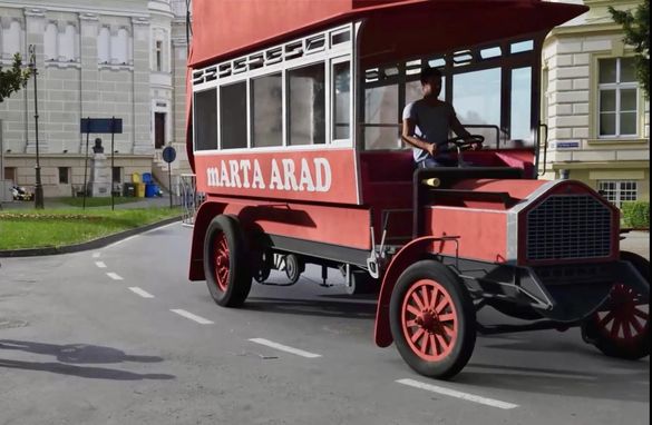 FOTO Prima replică a autobuzului fabricat la Arad în urmă cu un secol va circula cu turiști de anul viitor