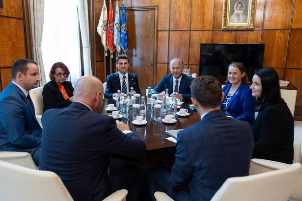 Bolojan s-a întâlnit cu șefii Ford Otosan. Discuții privind evoluția fabricii de la Craiova