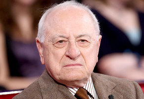 Magnatul francez Pierre Bergé își vinde la licitație colecția de 3.000 de sticle de vin și șampanie