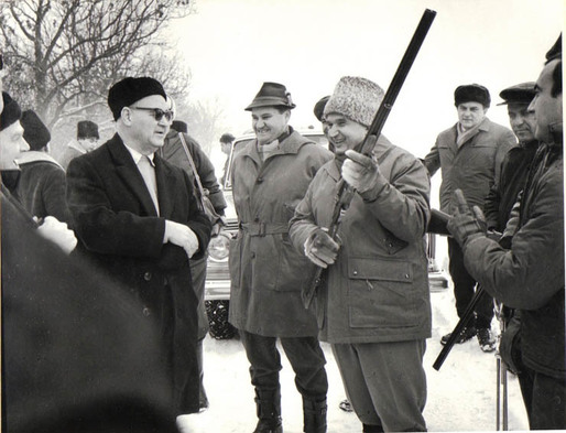 Accesorii de vânătoare, cadouri, fotografii și portrete ale soților Ceaușescu sunt vândute la Artmark în cadrul unei licitații
