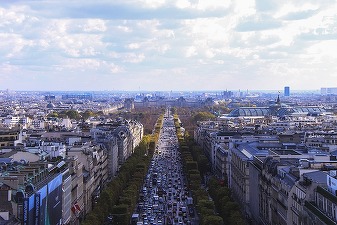 Autoritățile pariziene interzic într-o singură zi a lunii circulația autovehiculelor pe Champs-Elysees pentru a reduce poluarea aerului