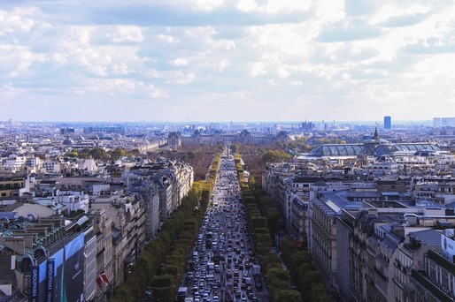 Autoritățile pariziene interzic într-o singură zi a lunii circulația autovehiculelor pe Champs-Elysees pentru a reduce poluarea aerului