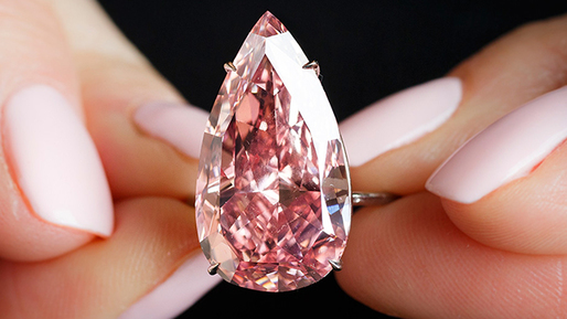 Un diamant roz în formă de pară, vândut la licitație cu prețul record de 31,5 milioane de dolari