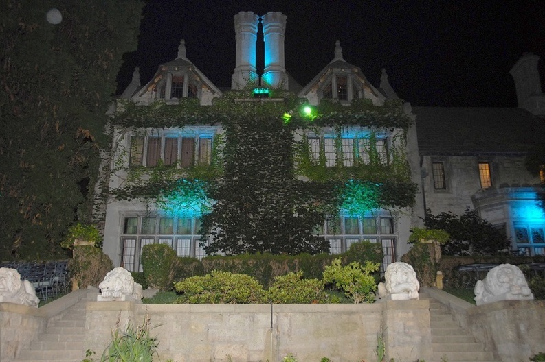 FOTO&VIDEO Celebra vilă a lui Hugh Hefner, Playboy Mansion, a fost vândută unui vecin, fiul unui miliardar 