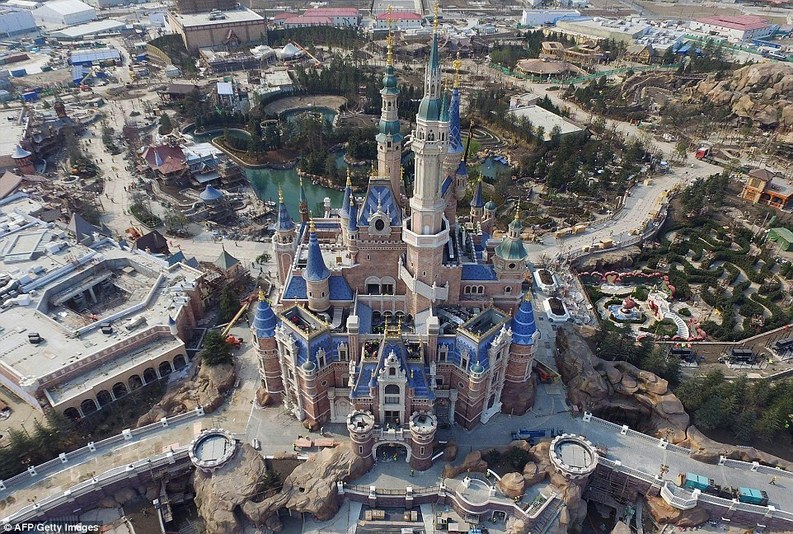 Disney inaugurează la Shanghai primul său parc de distracții din China continentală