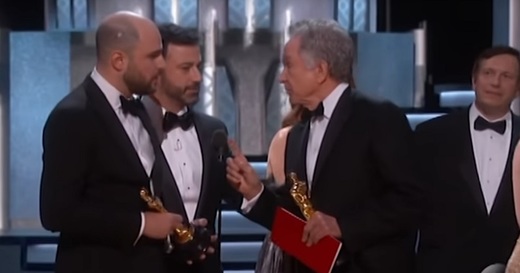 VIDEO Un contabil care publica mesaje pe Twitter este vinovatul principal pentru gafa din finalul galei Oscar