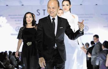 Creatorul de pantofi Jimmy Choo își scoate compania la vânzare