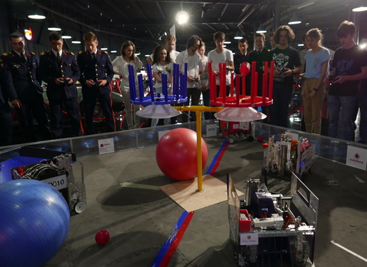 FOTO Elevi de liceu au jucat fotbal cu roboți, la campionatul național de robotică