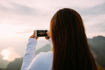 Românii sunt printre cei care folosesc cel mai mult în vacanță Facebook, Instagram, Twitter din 22 de țări