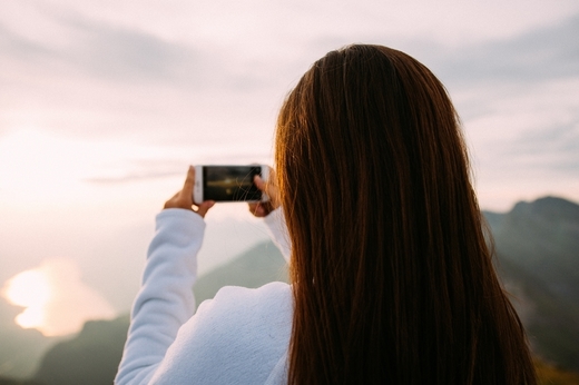 Românii sunt printre cei care folosesc cel mai mult în vacanță Facebook, Instagram, Twitter din 22 de țări
