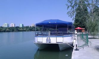 Plimbări cu vaporașul în parcul Alexandru Ioan Cuza. O cursă costă 10 lei