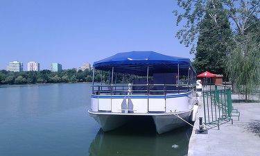 Plimbări cu vaporașul în parcul Alexandru Ioan Cuza. O cursă costă 10 lei