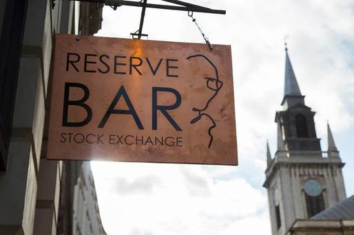 Reserve Bar Stock Exchange, barul londonez unde prețul băuturilor urcă și coboară ca pe bursă