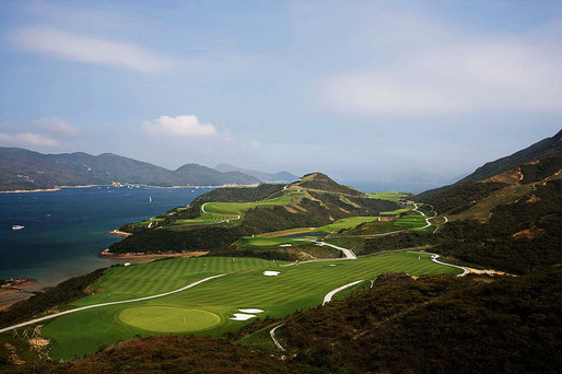 Golful - un sport cu adevărat exclusivist în Hong Kong! Jucătorii trebuie să dețină permis de conducere, eventual și de port-armă