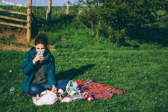 3 din 5 români vor petrece 1 Mai acasă sau la iarbă verde și au în plan să cheltuiască cel mult 200 de lei