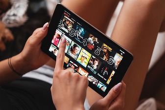 Netflix impune taxă suplimentară pentru cei care dau parola contului membrilor din afara familiei 