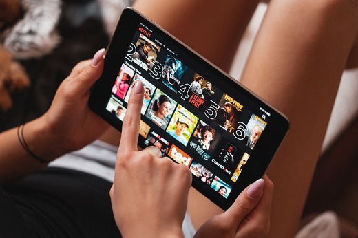 Netflix impune taxă suplimentară pentru cei care dau parola contului membrilor din afara familiei 