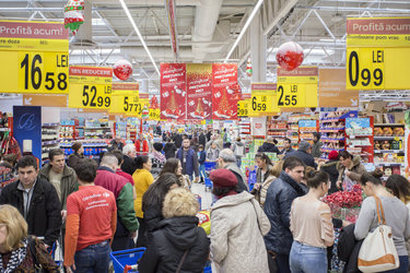 Creșterea PIB de 3,8% din primul semestru, susținută de comerț și comunicații; economia și-a încetinit ritmul în T2 la 0,1%