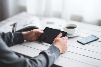 ANCOM: Peste o treime dintre familiile din România dețin o tabletă