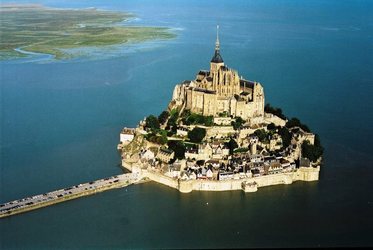 Veolia, compania-mamă a Apa Nova, dată în judecată în Franța pentru scumpirea parcării la Mont-Saint-Michel