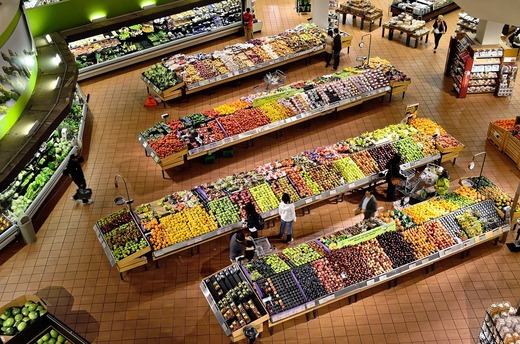 EXCLUSIV Deputații fac "concesii" supermarketurilor: pot sta deschise și noaptea dacă vând 51% produse românești și elimină costurile serviciilor