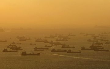 Petrolierele plutesc "în derivă", în așteptarea întrunirii de la Doha