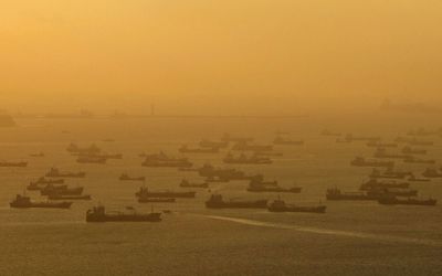 Petrolierele plutesc "în derivă", în așteptarea întrunirii de la Doha