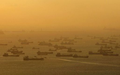 Petrolierele plutesc "în derivă", în așteptarea întrunirii de la Doha