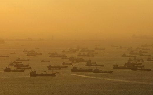 Petrolierele plutesc "în derivă", în așteptarea întrunirii de la Doha