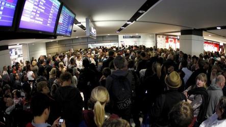 Românii, "lost in translation" timp de zece ani pe aeroporturile lumii