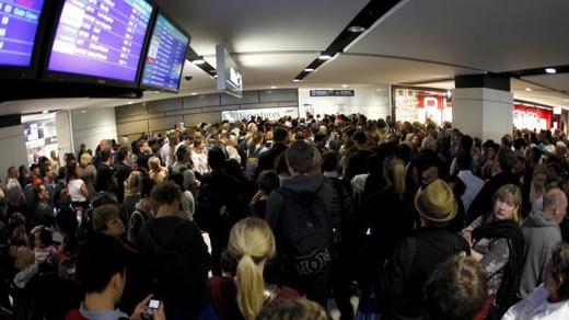 Românii, "lost in translation" timp de zece ani pe aeroporturile lumii