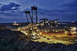 Afacerile din industrie au scăzut în iulie cu 3,3%, industria extractivă contină declinul accentuat