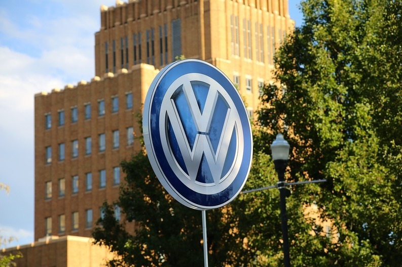 Problemele Deutsche Bank și ale Volkswagen pun în pericol economia germană, motorul Europei