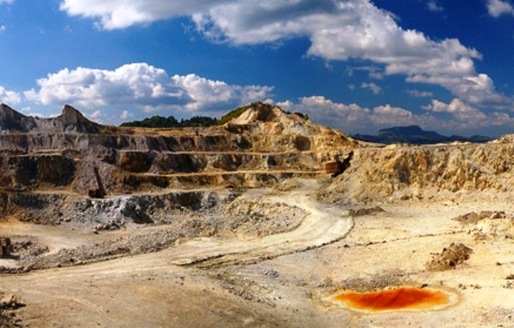 Guvernul Cioloș recomandă Parlamentului interzicerea 10 ani a exploatărilor miniere pe bază de cianuri, după scandalul Roșia Montană