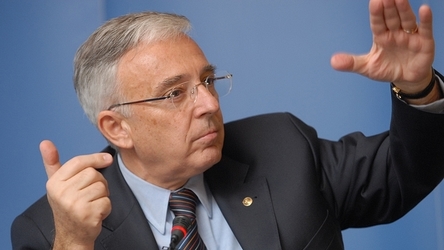 Isărescu, despre discursul împotriva multinaționalelor: "E doar retorică. Firmele trebuie să respecte legislația și fiscalitatea românească"
