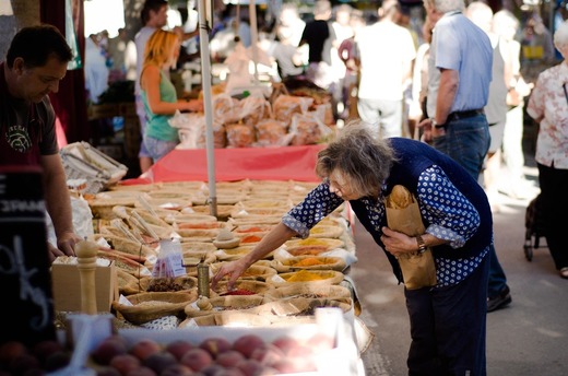 Peste o tonă de carne și brânză fără documente de proveniență, destinată pieței din București, confiscată
