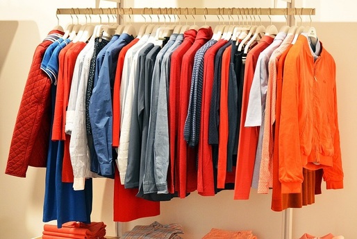 Percheziții la o grupare de distribuție a produselor textile, care ar fi valorificat zeci de TIR-uri cu îmbrăcăminte fără documente legale