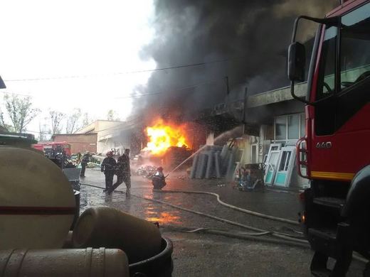 Incendiu la un depozit de mase plastice, lacuri și vopseluri din Vaslui